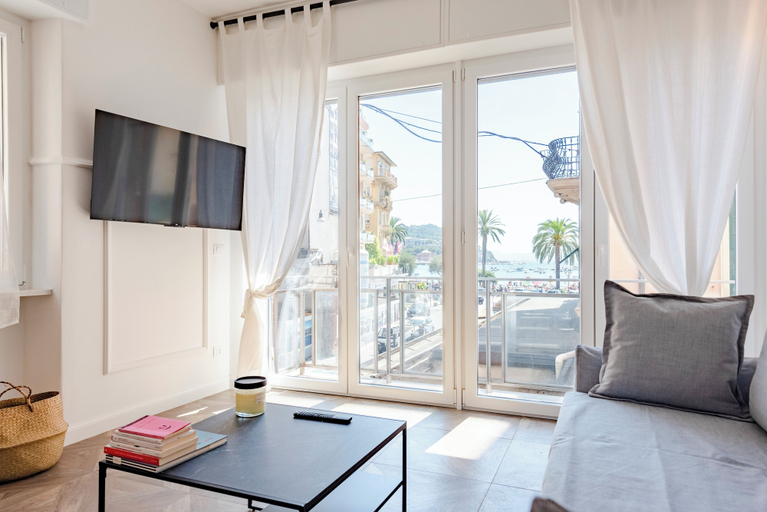 Others 5, Beautiful family flat with a Sea View, Genova