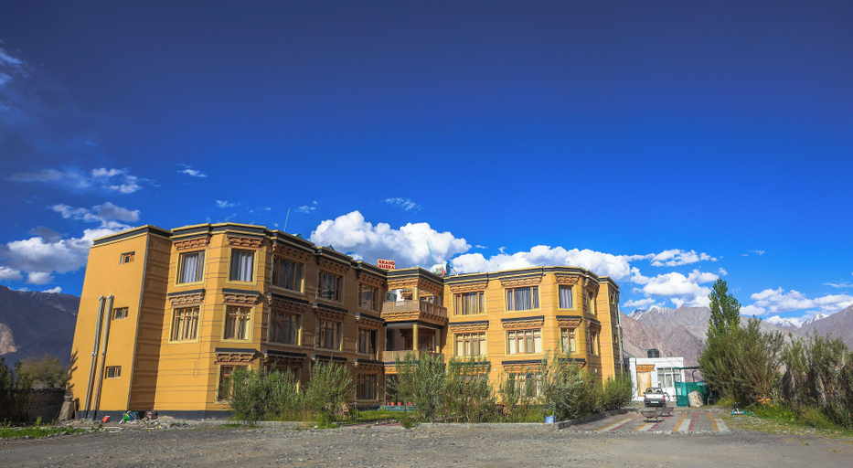 Exterior & Views