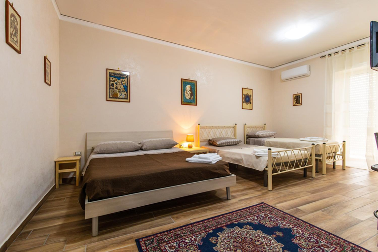 Others 5, Casa di Annarella, Napoli