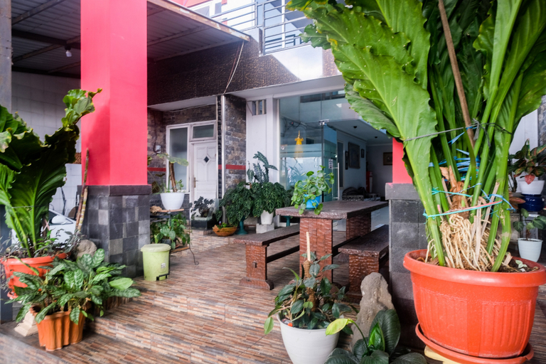 Exterior & Views 2, RedDoorz near Batik Tulis Celaket 2, Malang