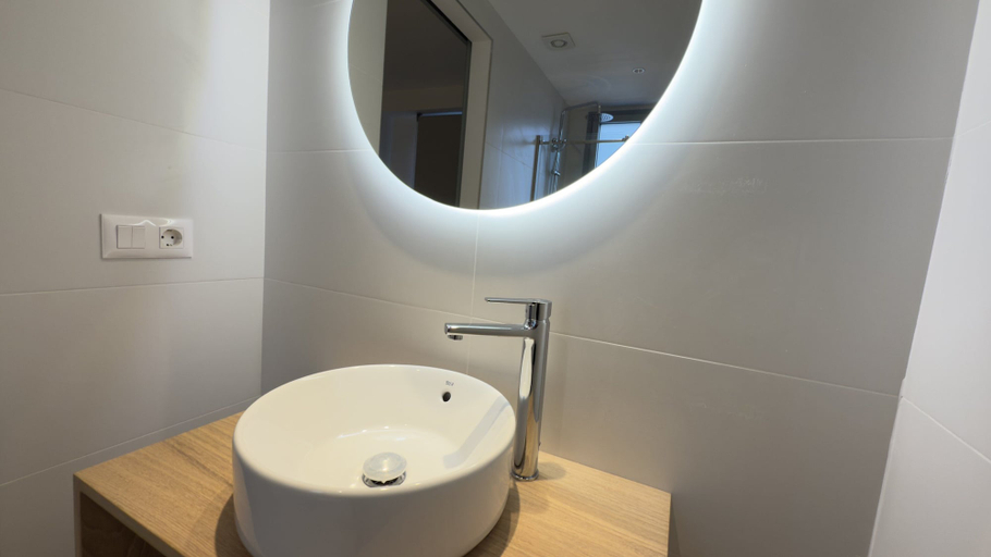 Bathroom 3, MYO Barcelona Hotel & Apartments, Barcelona