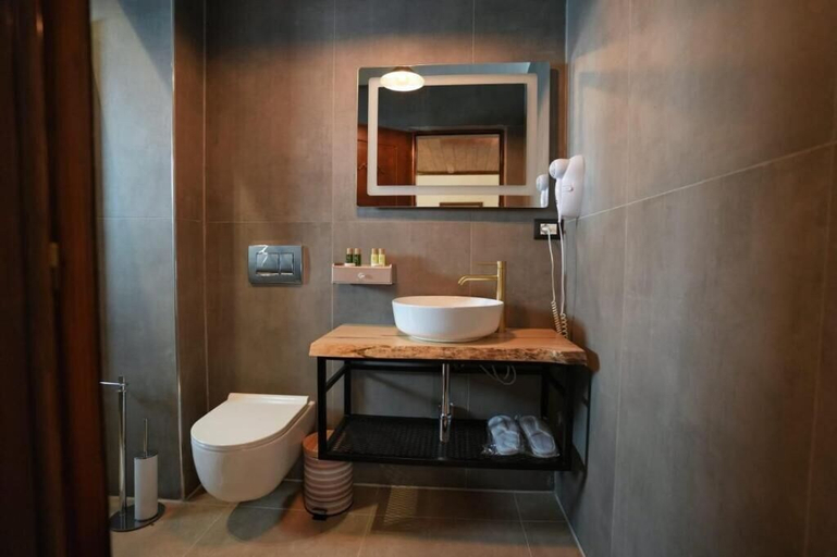Bathroom 3, City Street Hotel, Gjirokastrës