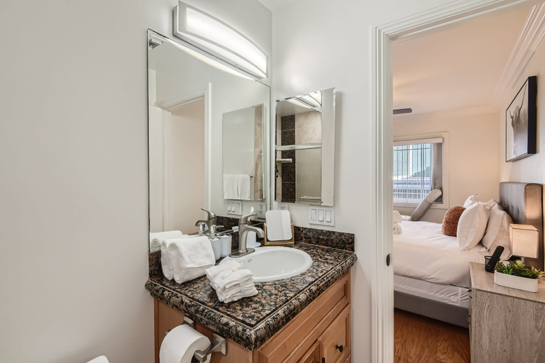 Bathroom, Stylish- Multi-level- Patio- Games - Fast Wifi-cm3, Orange
