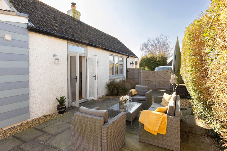 Room 3, Charming Seaside Cottage - 5-min Walk to Beach, West Sussex