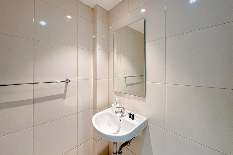 Bathroom 5, Studio Apartment with Access to Pakuwon Mall at Orchard Supermall Mansion By Travelio, Surabaya
