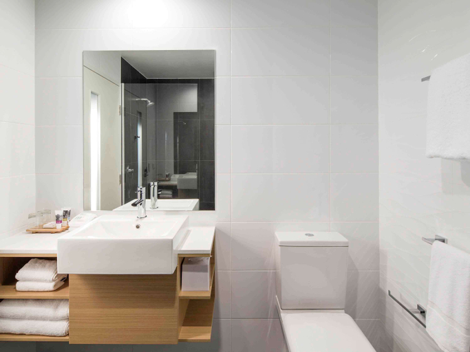 Bathroom 4, Mercure Newcastle Airport, Port Stephens