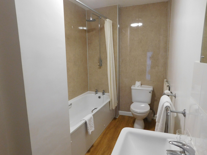 Bathroom 5, Hotel Mariners, Pembrokeshire