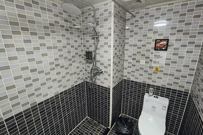 Bathroom 4, Beijing Champs-Elysees Hotel (Panjiayuan Shilihe Subway Station), Beijing