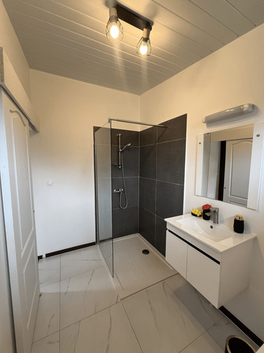 Bathroom 4, Moana Lodge
