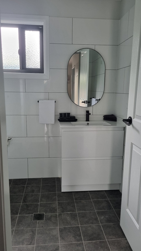 Bathroom, Cooper's Cottages, Walgett