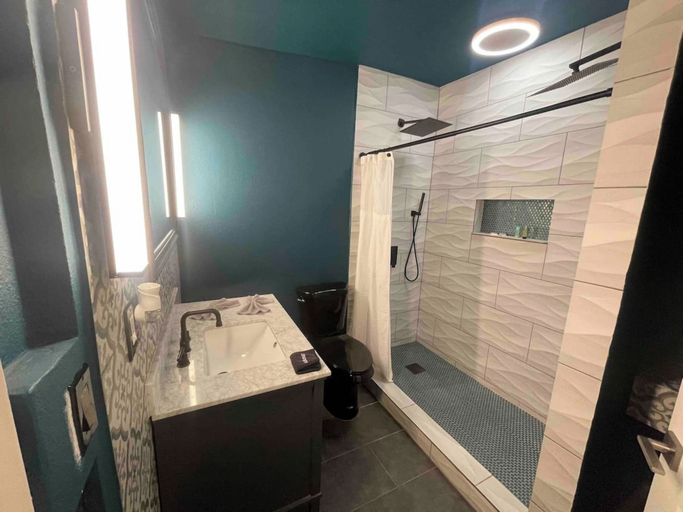Bathroom 4, Bunk House, Galveston