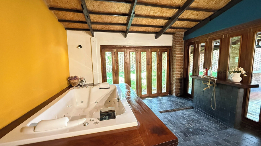 Bathroom 3, Kawarin Kanpuri Villas, Muang Kanchanaburi