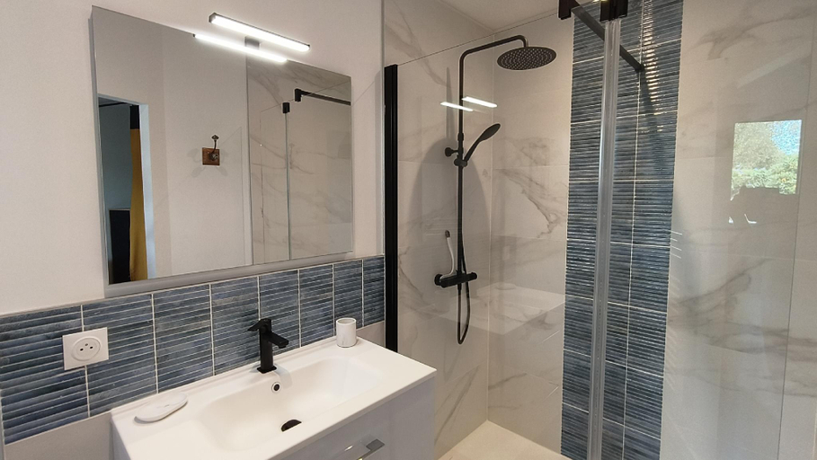 Bathroom 3, Gite La Brise des Bois, Gironde