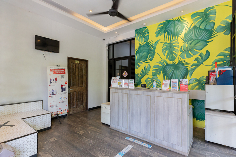 Public Area 3, RedDoorz Plus near Mall Slipi Jaya, West Jakarta