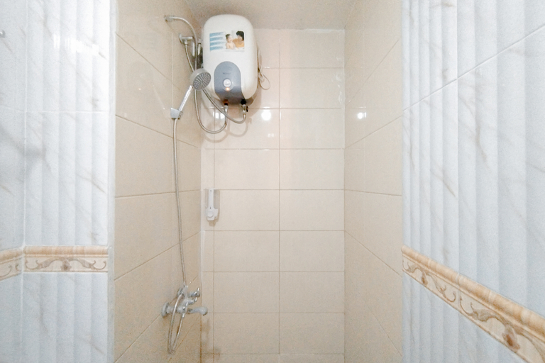 Bathroom 5, Modern and Comfortable Studio at Tamansari Prospero Sidoarjo Apartment By Travelio, Sidoarjo
