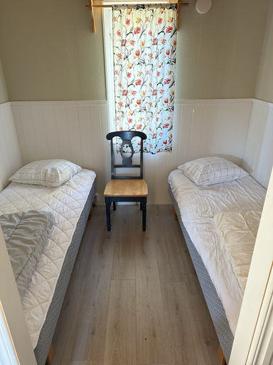 Bedroom 2, Hälluddens Stugby och Vandrarhem, Borgholm