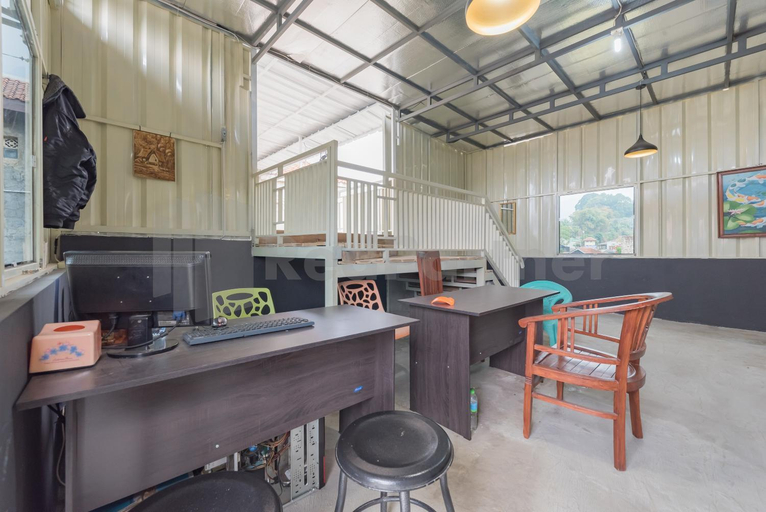 Public Area 3, Pondok Hefi Ciwidey Mitra RedDoorz, Bandung