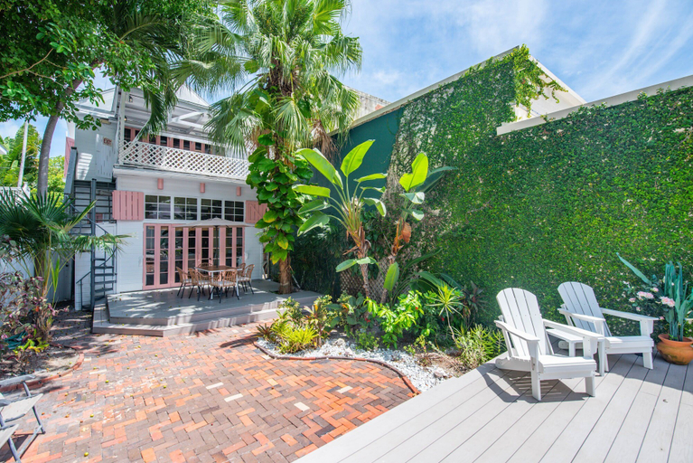Garden, New Rose Petal Petite Suite - Pool Parking, Monroe