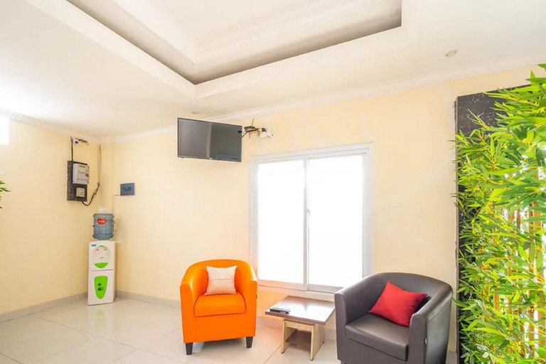 Public Area 4, RedDoorz Syariah near Exit Toll Ciawi, Bogor