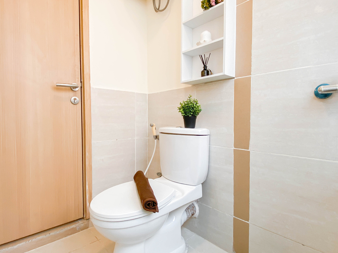 Bathroom 5, Spacious 2BR at Meikarta Apartment By Travelio, Cikarang