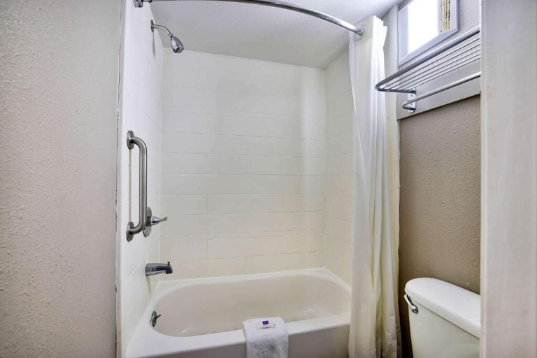 Bathroom, Motel 6 Jackson, MS - Southwest, Hinds