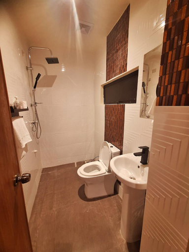 Bathroom 3, Irabella Travellers Inn, Dipolog City
