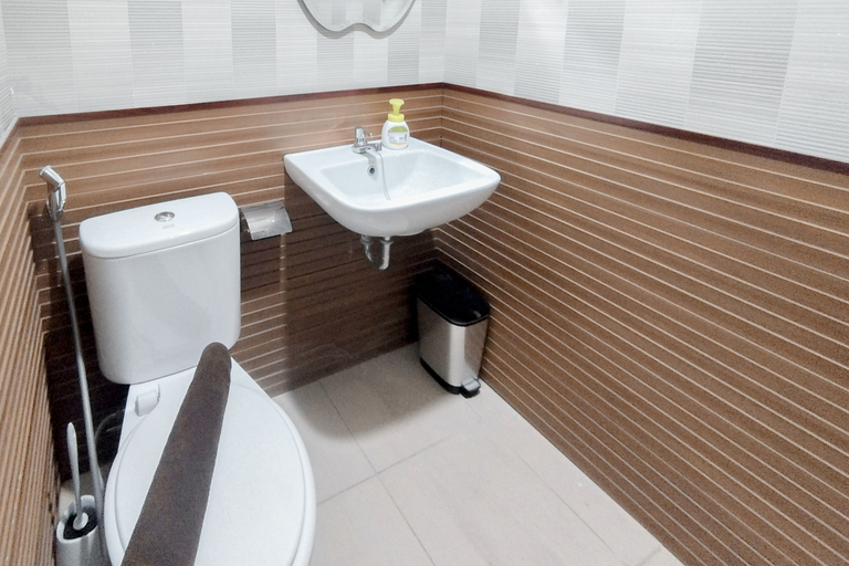 Bathroom 5, Monochromatic Modern 1BR at Tamansari Prospero Sidoarjo Apartment By Travelio, Sidoarjo