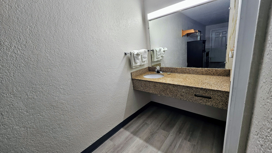 Bathroom 4, Budget Inn, Williamsburg