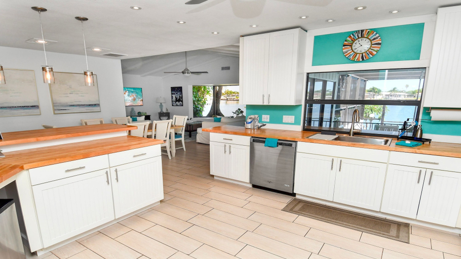 Room 5, Amazing - 4 Bed Billiard Table Luxury Canal Pool, Lee