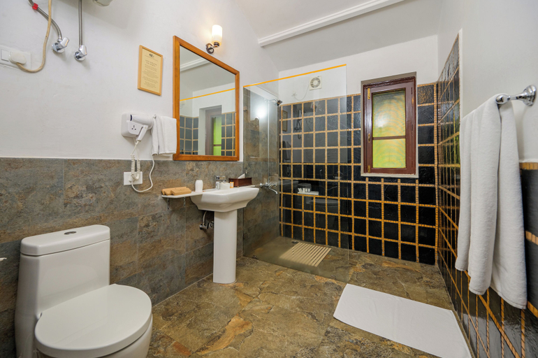 Bathroom, Neemrana’s Glasshouse on the Ganges, Garhwal