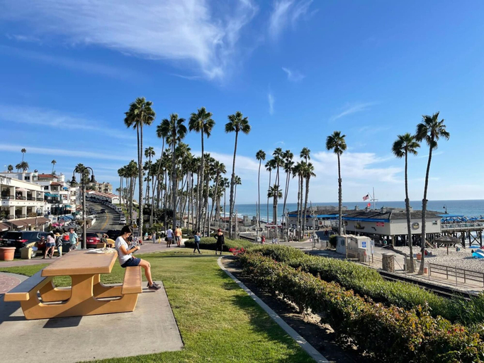Room 3, Walk to Beach - King Apt In 1 Area - AB, Orange