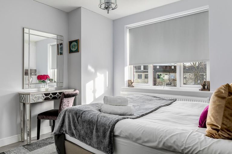 Room 2, Penthouse Brand new on Cromwell Road, London