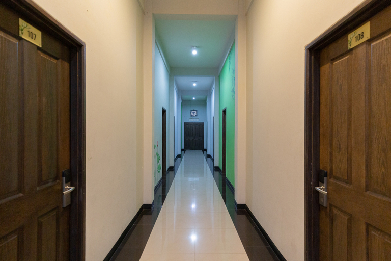 Others 5, RedDoorz Plus near Mall Slipi Jaya, West Jakarta