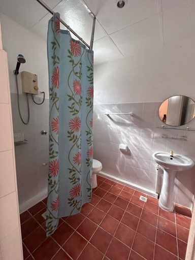 Bathroom 4, Moonlight Breeze Inn, Malay