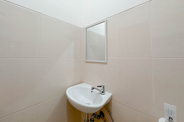 Bathroom 5, Pleasant and Good Location Studio at Bale Hinggil Apartment By Travelio, Surabaya