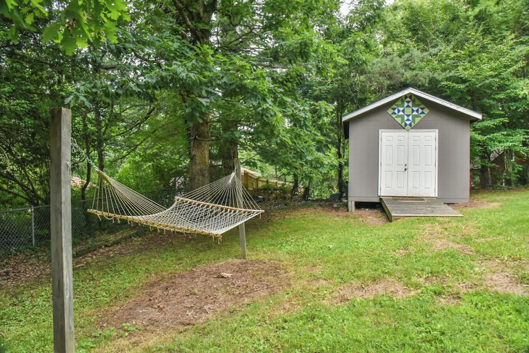Others 2, Grey Eagle Cottage with Hot Tub, Buncombe