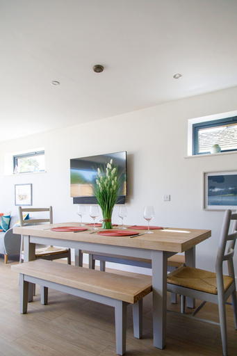 Room 3, Luxury Designer Coastal Home for 10 With hot tub, West Sussex