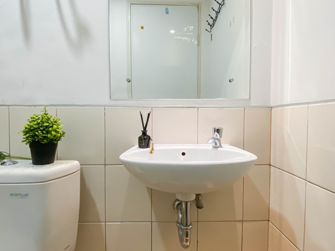 Bathroom 5, Basic Studio Room at Azalea Suites Apartment By Travelio, Cikarang