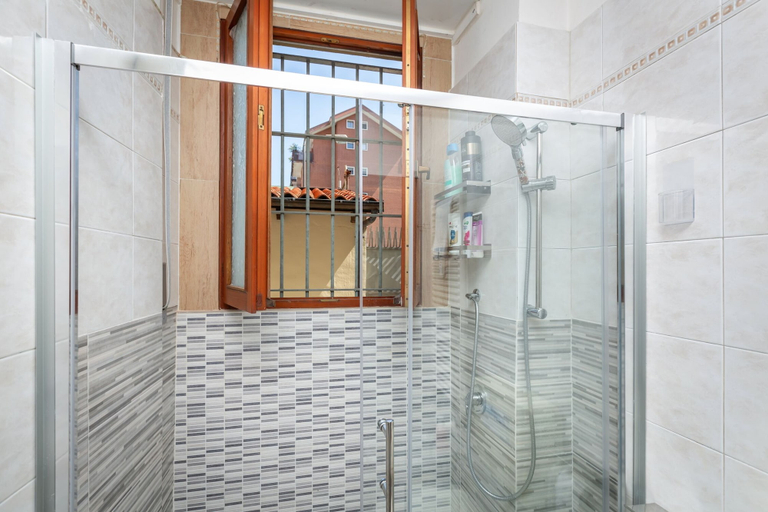 Bathroom 5, Grotta del Chakra, Torino
