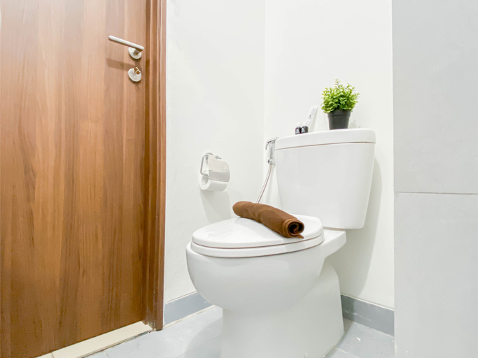 Bathroom 5, Minimalist Studio Apartment Royal Sentul Park By Travelio, Bogor