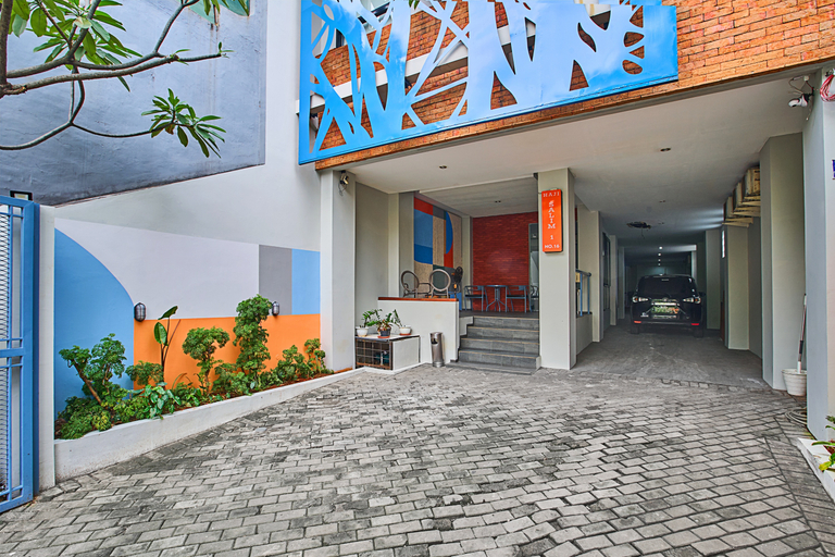 Exterior & Views