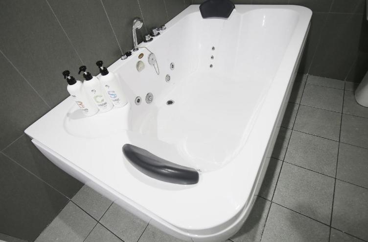 Bathroom 5, Seosan Hello Hotel, Seosan