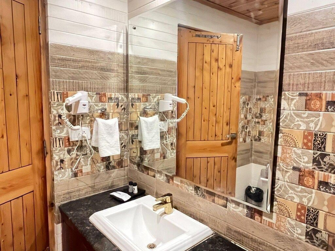 Bathroom, Azure Chandertal Regency Hotel And Spa, Kullu