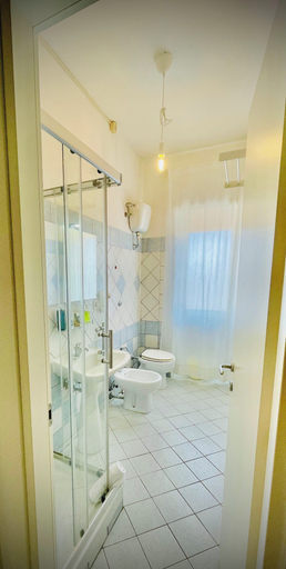 Bathroom 3, Minturnae Hotel, Latina