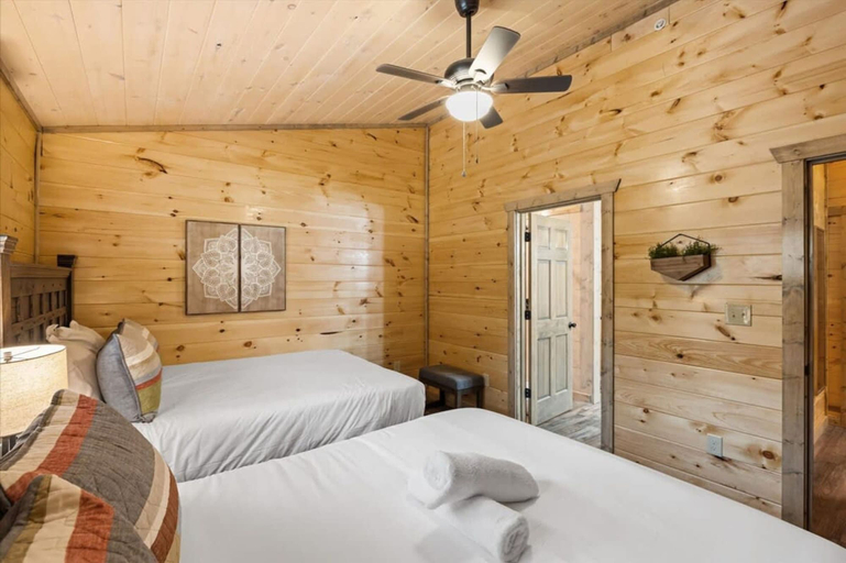 Room 5, NEW - 1 Location Cabin Pool Hot Tub Arcade HL, Sevier