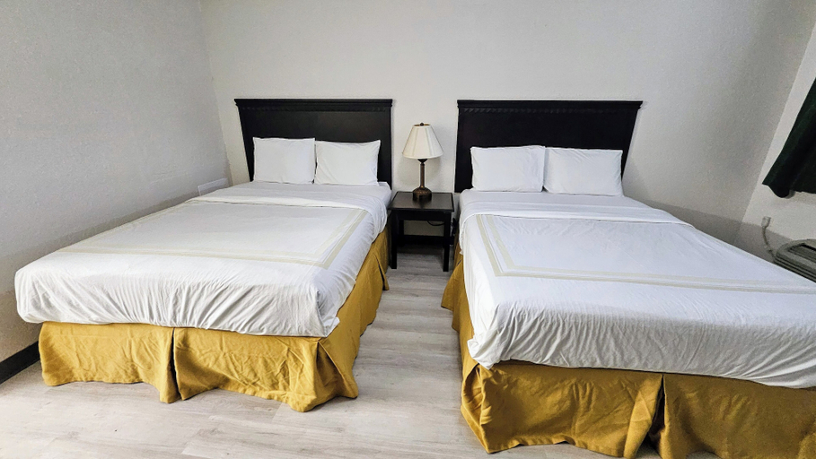Bedroom 3, Budget Inn, Williamsburg