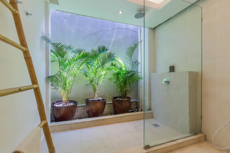 Others 5, 3 bedrooms central Canggu close to the beach, Badung