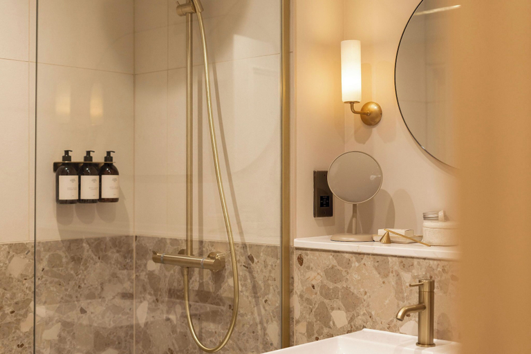 Bathroom 3, Moment George IV Bridge, Edinburgh