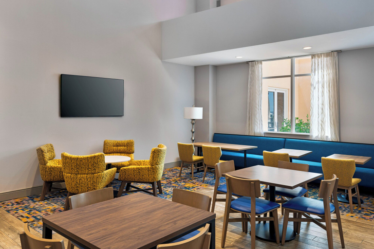 Food & Drinks, Hampton Inn & Suites Clearwater Beach, Pinellas