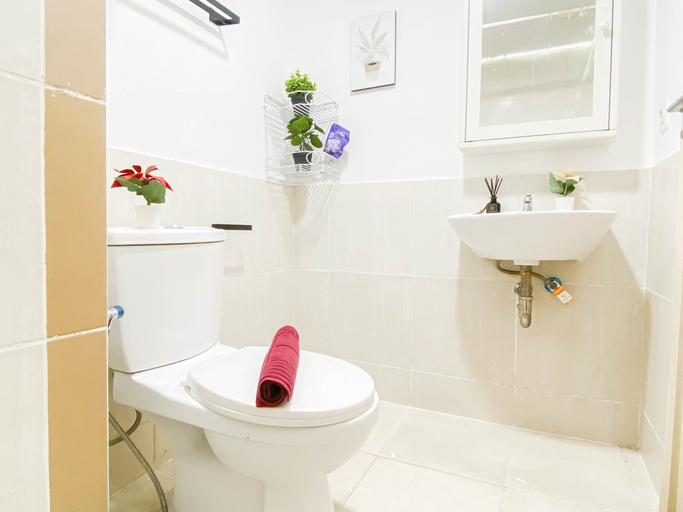 Bathroom 5, Neat Style 2BR Apartment Meikarta By Travelio, Cikarang